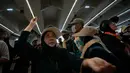 Jemaah Muslim melemparkan kerikil ke tiang-tiang sebagai simbol pelemparan batu ke setan pada hari kedua ritual, salah satu upacara terakhir ibadah haji tahunan, di Mina, Arab Saudi, Kamis 28 Mei 2026. (AP Photo/Altaf Qadri)