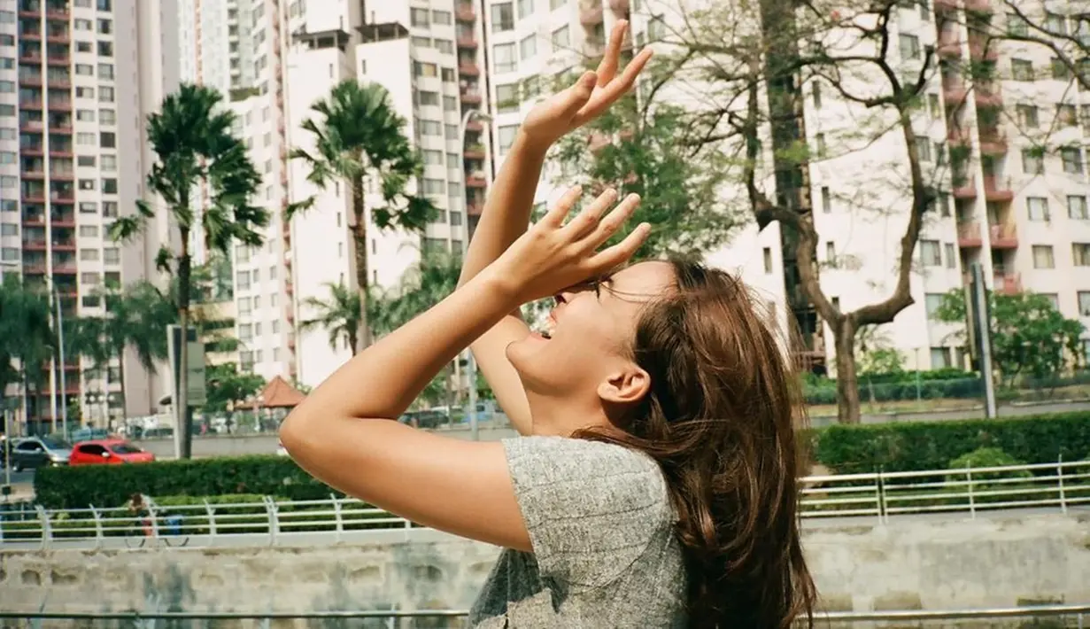 Perempuan kelahiran 26 September 2001 ini memang kerap bergaya candid. Jangan heran jika gaya candidnya selalu jadi pusat perhatian. Ya, hal itu dikarenakan gaya candid Mawar yang selalu terlihat sumringah dengan menunjukkan senyum manisnya yang menawan. (Liputan6.com/IG/@mawar_eva)
