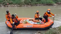 Tim SAR mengevakuasi jasad wanita yang diduga menceburkan diri ke Sungai Cileungsi, Bogor. (Liputan6.com/Achmad Sudarno)