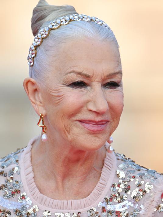 Aktris Inggris AS Helen Mirren tiba untuk pemutaran perdana film "Fast X", film kesepuluh dalam Fast & Furious Saga, di monumen Colosseum di Roma pada 12 Mei 2023. (AFP/Alberto Pizzoli)
