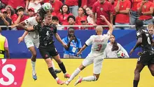 Pemain Maroko Redouane Halhal berebut bola sundulan dengan pemain Kanada Luc de Fougerolles selama pertandingan sepak bola babak 16 besar Piala Dunia antara Kanada dan Maroko di Houston, Sabtu, (04/07/2026). (AP Photo/Ashley Landis)