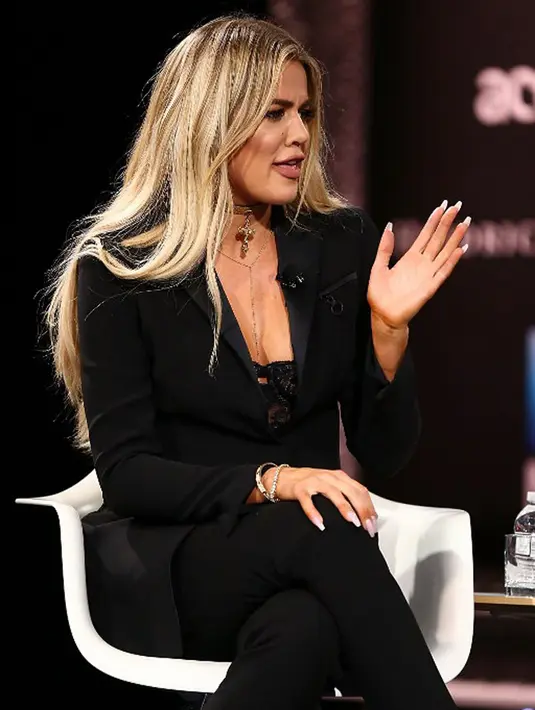 Malam tersebut bukan pertama kalinya bagi Khloe Kardashian menghadiri pertandingan sang kekasih, Tristan Thompson. Kehadiran Khloe tentunya menambah semangat Tristan saat bertanding. (AFP/Bintang.com)