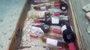 Botol anggur Bandol yang disimpan di dasar Laut Mediterania, Saint-Mandrier di Prancis, setelah melalui percobaan penyimpanan satu tahun, 15 Mei 2017. Percobaan untuk mengetahui dampak jika botol anggur itu disimpan lama di dalam air. (Boris HORVAT/AFP)