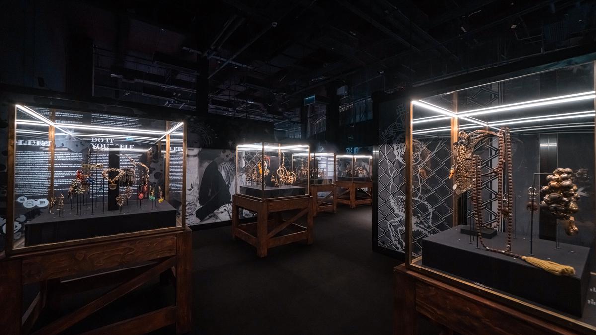 Pameran Warisan Fesyen 4 Dekade Vivienne Westwood Diboyong ke Makau, Bangkitkan Industri Kreatif