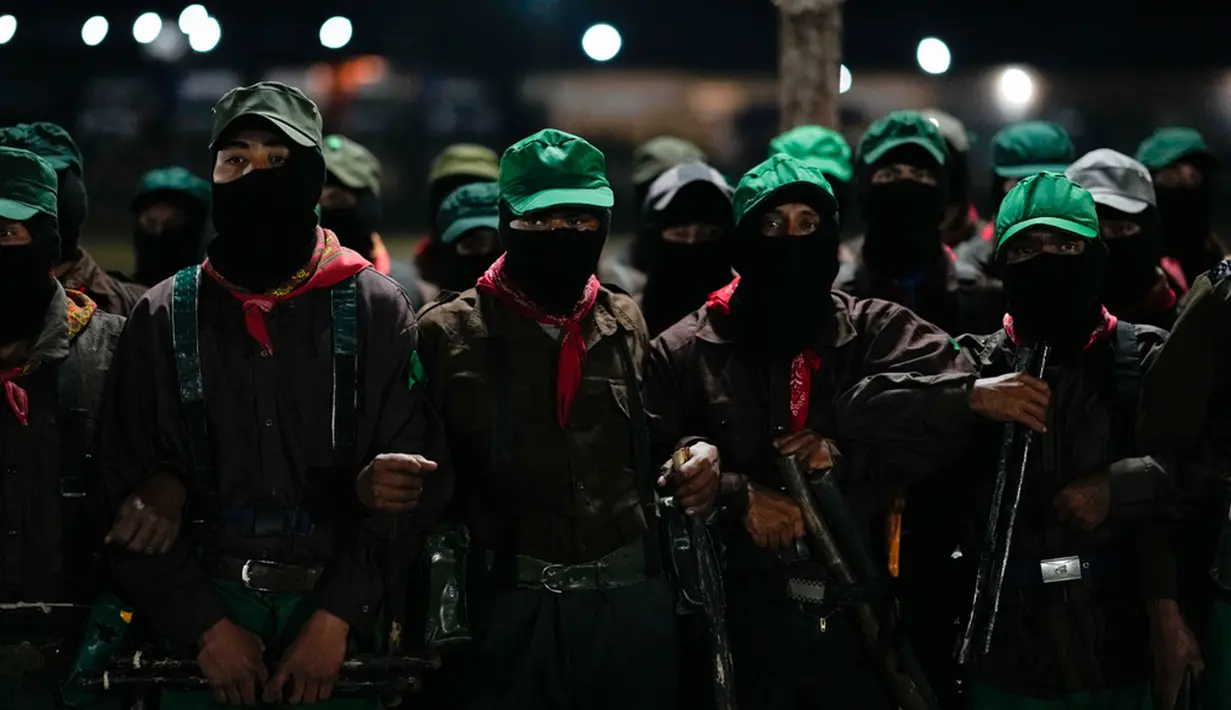 Juru bicara mereka, tetapi secara teknis bukanlah pemimpin mereka yang menyebut dirinya dengan sub-comandante, adalah Subcomandante Marcos. Seluruh comandante berasal dari suku Mayan, Indian Amerika. (AP Photo/Eduardo Verdugo)
