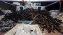 1.989 senapan serbu AK-47, 100 unit peluncur granat, 49 unit senapan mesin PKM dan 20 tabung mortar disita AL Australia dari kapal nelayan yang menuju Somalia di lepas pantai Oman, 26 Februari 2016. (REUTERS/ABIS Sarah Ebsworth/Australian Defence Force)