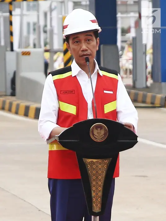 Presiden Joko Widodo memberikan sambutan saat peresmian jalan tol Depok-Antasari seksi 1 di Jakarta, Kamis (27/9). Jokowi meresmikan Jalan tol Depok-Antasari seksi 1 yakni ruas Antasari-Brigif sepanjang 5,8 km. (Liputan6.com/Herman Zakharia)