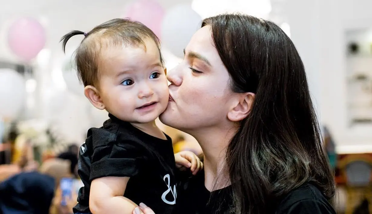 Wajah Alita memang ekspresif sekali saat di depan kamera. Wajar saja jika bayi yang baru berusia satu tahun ini sudah punya banyak penggemar. (Foto: instagram.com/alicenorin)