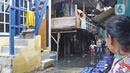 Aktivitas warga di permukiman padat kawasan Muara Angke, Jakarta, Rabu (5/2/2020). Bank Dunia mencatat selama 15 tahun terakhir, Indonesia telah membuat kemajuan luar biasa dalam mengurangi tingkat kemiskinan yang sekarang berada di bawah 10%. (Liputan6.com/Herman Zakharia)