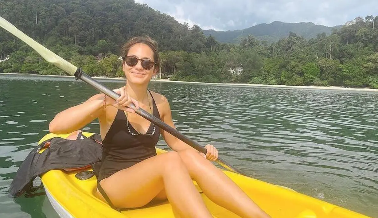 Kali ini dengan olahraga dayung, Pevita mengenakan one-piece swimsuits warna hitam, ditambah aksesori kacamata hitam. @pevpearce.
