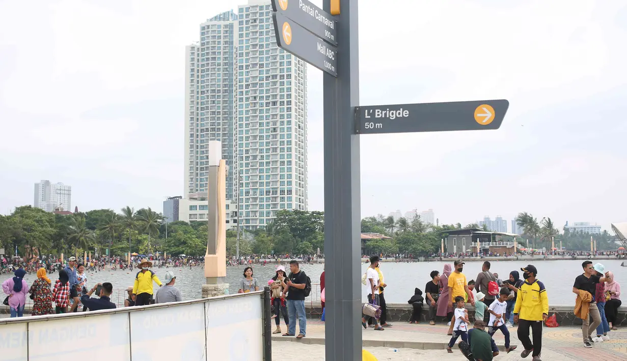 <p>Pengunjung memadati kawasan Pantai Ancol di Taman Impian Jaya Ancol, Jakarta, Rabu (4/5/2022). Objek wisata tersebut kembali ramai dikunjungi wisatawan pada saat liburan Hari Raya Idul Fitri 1443 H setelah dua tahun sebelumnya sempat mengalami penurunan kunjungan wisatawan akibat pandemi Covid-19. (Liputan6.com/Herman Zakharia)</p>