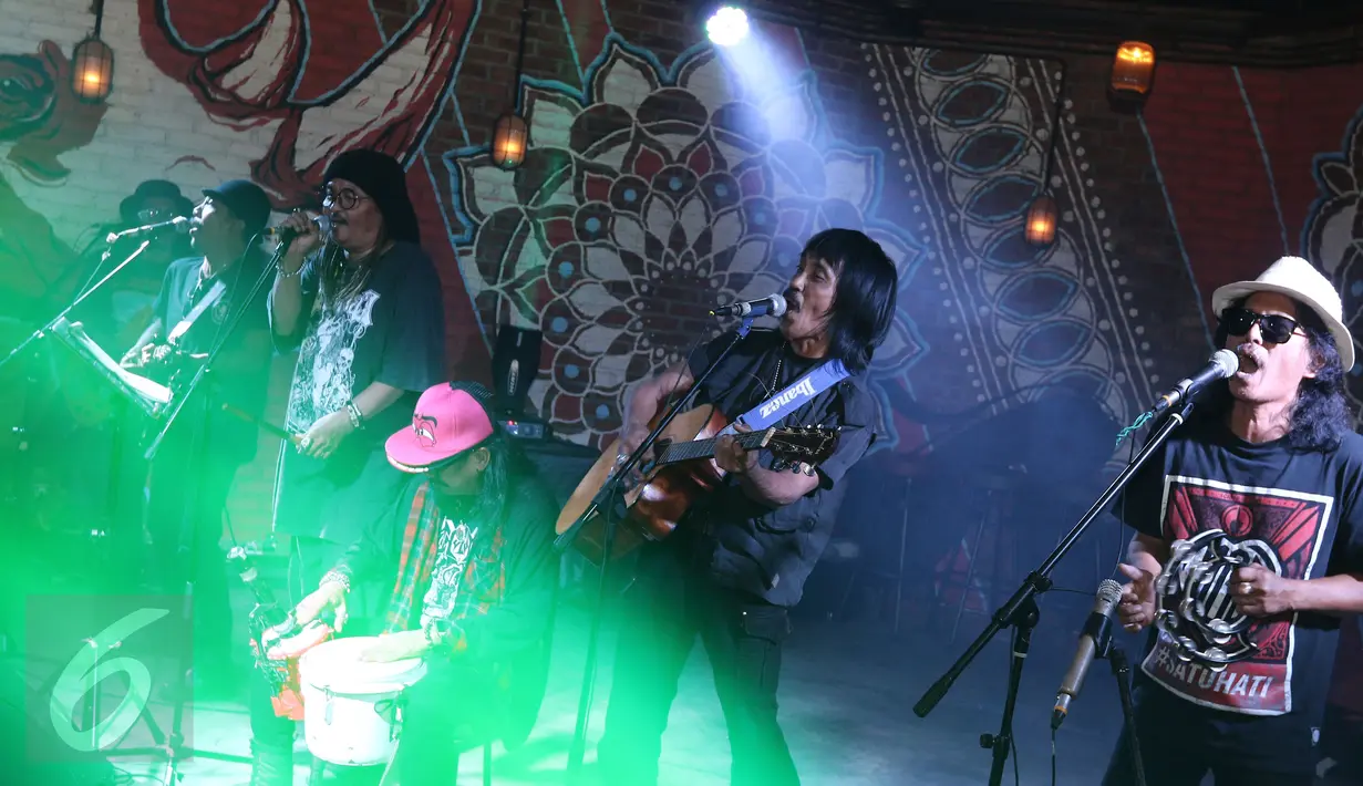 Single terbaru OM PMR berjudul "Too Long To Be Alone" merupakan lagu milik Kunto Aji yang diparodikan dengan judul asli Terlalu Lama Sendiri Jakarta, Rabu (15/3). (Liputan6.com/Herman Zaharia)
