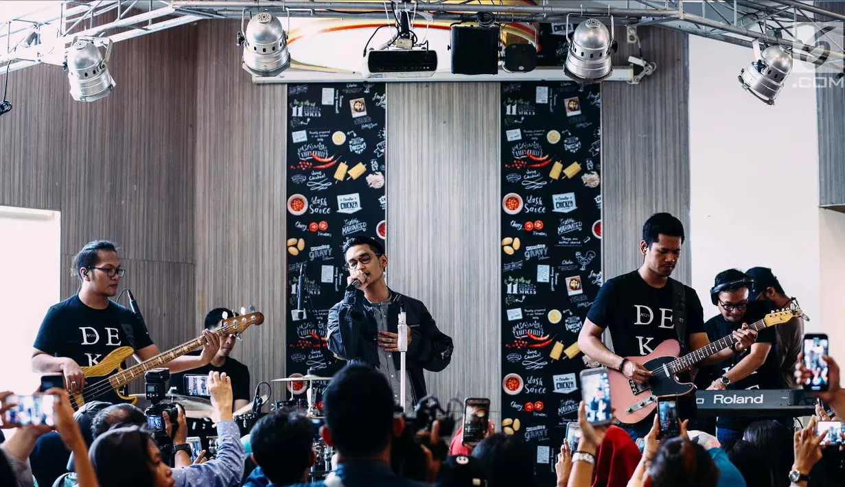 Penyanyi Afgan tampil menghibur penggemar saat launching album terbaru berjudul Dekade di Jakarta, Rabu (28/2). Dalam album yang berjudul Dekade ini terdiri 14 lagu, termasuk tiga nomor dari album sebelumnya. (Liputan6.com/Faizal Fanani)