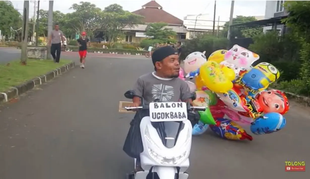 Setelah mencoba jualan makanan, Ucok Baba juga mencoba berjualan balon keliling. Balon yang terdiri dari berbagai bentuk karakter kartun itu memang disukai oleh anak-anak. Biasanya dijajakan dengan menggunakan sepeda, tapi kali ini pria 51 tahun itu berkeliling dengan menggunakan motor kecilnya. (Liputan6.com/YouTube/@UcokBabaofficial)