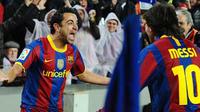 Xavi (kiri) merayakan gol kemenangan ketika Barcelona berhadapan dengan Real Madrid pada duel El Clasico di Nou Camp, 29 November 2010. AFP PHOTO/LLUIS GENE