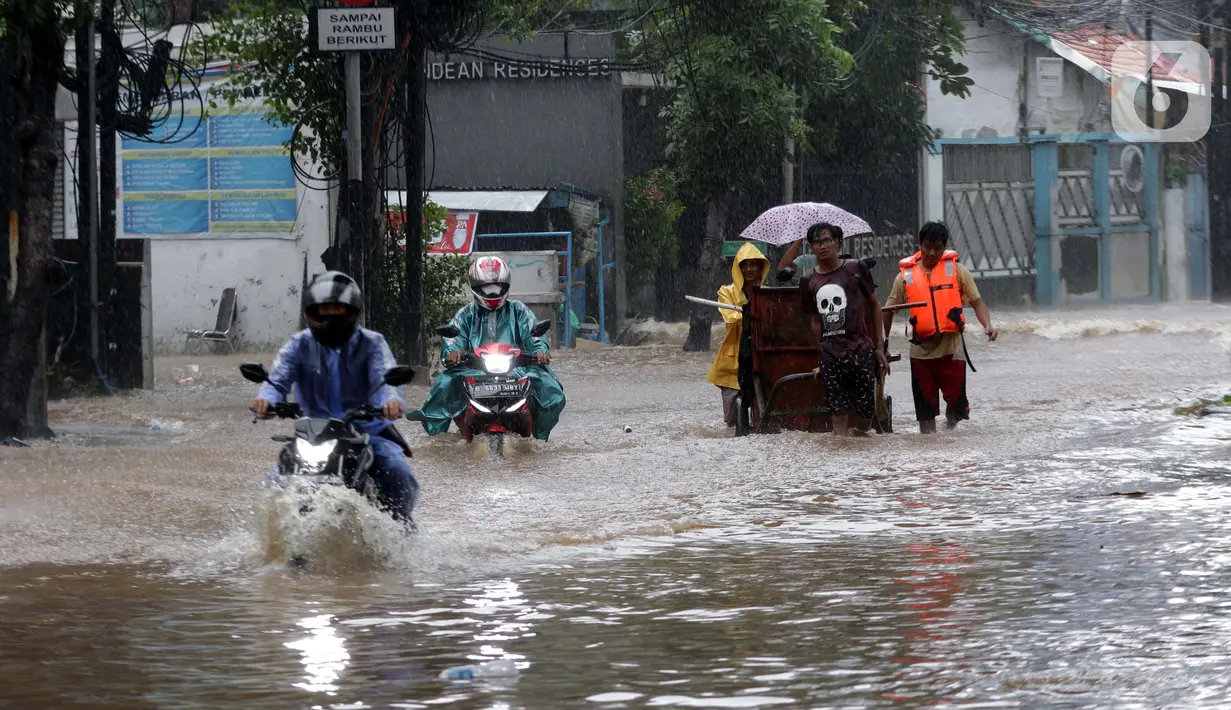 Pengendara sepeda motor menerjang banjir yang menggenangi kawasan Jalan Wolter Monginsidi Jakarta dan sekitarnya, Sabtu (20/2/2021). Hujan yang mengguyur Jakarta sejak Jumat (19/2) membuat sejumlah titik di Jakarta terendam banjir. (Liputan6.com/Helmi Fithriansyah)