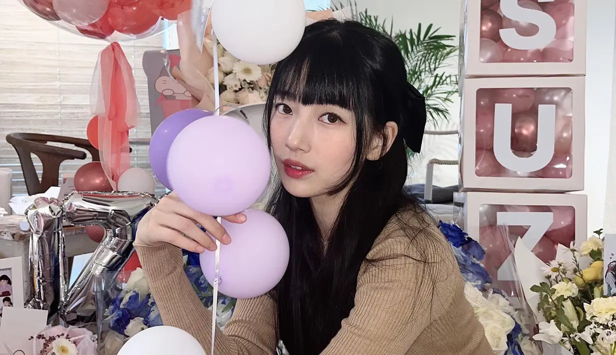 Ini adalah foto Suzy yang diambil saat perayaan ulang tahunnya pada 10 Oktober 2022. Suzy tampak menawan dengan rambut yang dihiasi pita. (Foto: Instagram/ skuukzky)