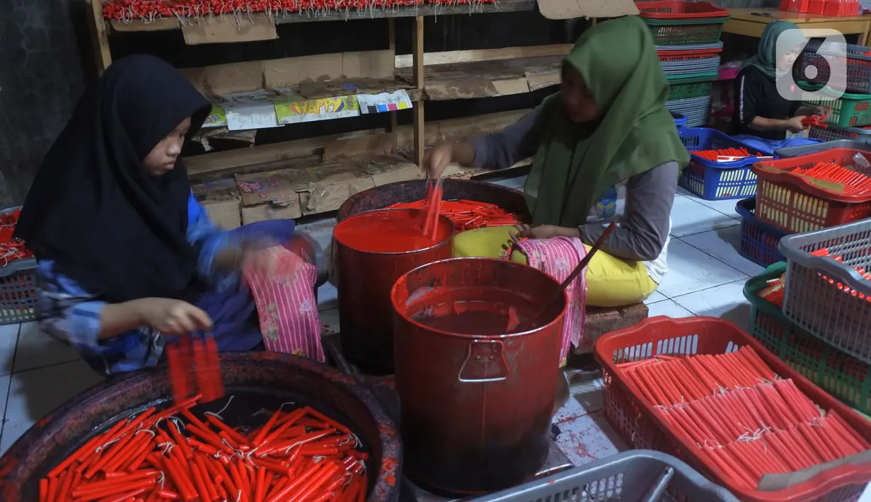 Pekerja menyelesaikan lilin menjelang perayaan Imlek 2022 di Teluk Naga Tangerang, Banten Minggu (16/1/2022). Tahun baru imlek 2022 jatuh pada tanggal 1 Februari 2022 merupaka tradisi yang dirayakan masyarakat Tionghoa seluruh dunia. (merdeka.com/Imam Buhori)