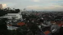 Kepadatan Kota Surabaya terlihat dari ketinggian, Jumat (17/4/2015). Menurut, Kadispenduk Capil Kota Surabaya, Suharto Wardoyo (suarasurabaya.net) jumlah penduduk Surabaya pada 2014 mencapai 3 juta 170 ribu jiwa lebih. (Liputan6.com/Helmi Fithriansyah)