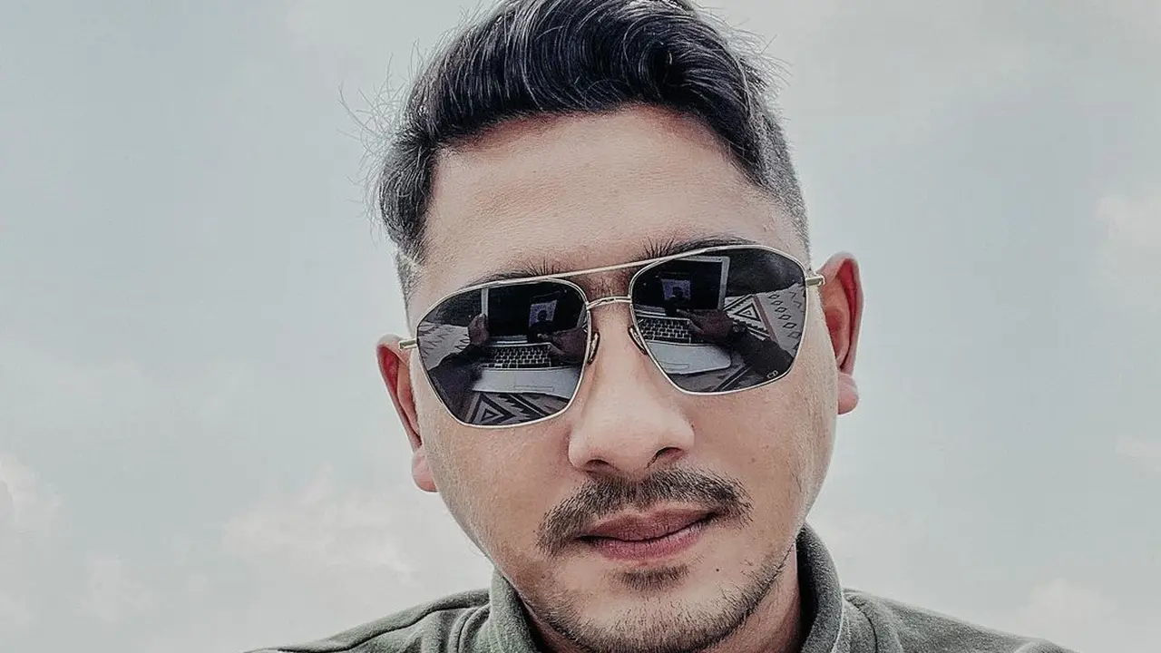 6 Potret Terbaru Arya Saloka Ganti Gaya Rambut, Penampilannya Dipuji Makin Segar