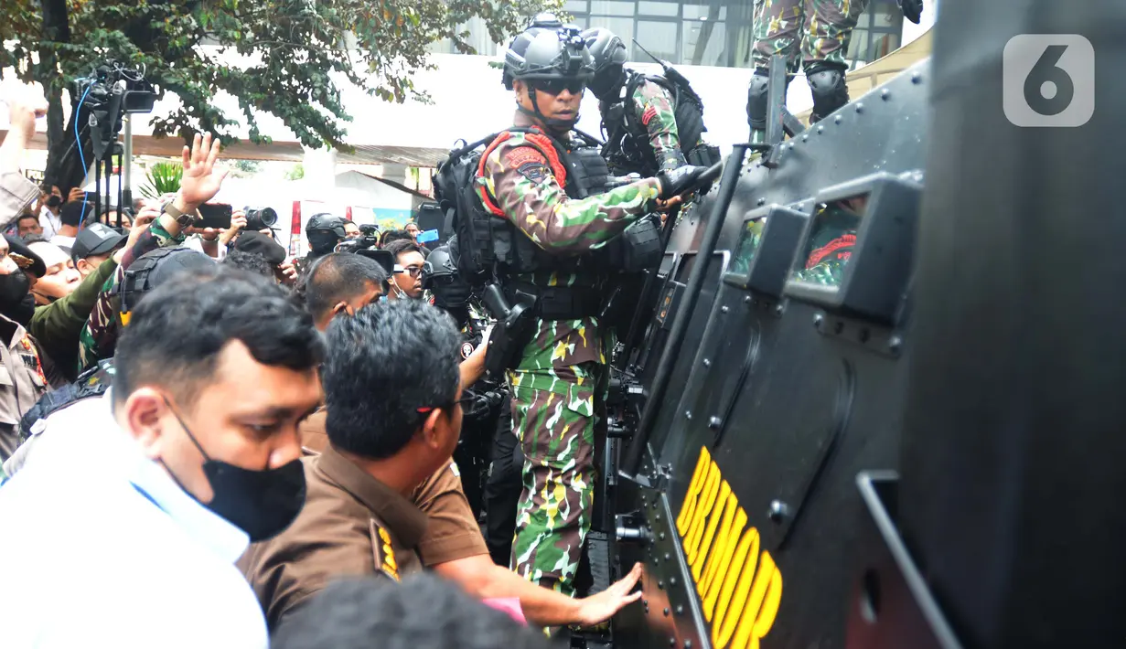 Kendaraan pengangkut tersangka kasus Pembunuhan berencana Nofriansyah Yosua Hutabarat atau Brigadir J , Ferdy Sambo terlihat di luar gedung Jaksa Agung Muda  Tindak Pidana Umum, Jakarta, Rabu (5/10/2022). Kasus pembunuhan berencana Brigadir J akan dilimpahkan penyidik polri ke Kejagung , bahwa berkas  perkara tersebut  telah lengkap. (merdeka.com/Imam Buhori)