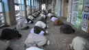 Umat muslim melaksanakan salat Jumat berjemaah selama Ramadan di Masjid Jamia, Rawalpindi, Jumat (1/5/2020). Umat muslim dunia melaksanakan Ramadan tahun ini di tengah pandemi COVID-19. (Aamir QURESHI/AFP)