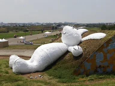Replika kelinci raksasa dengan panjang 25,3 meter ditampilkan pada Taoyuan Land Art Festival di Taiwan, (3/9/2014). (REUTERS/Pichi Chuang)