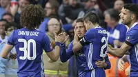 Para pemain Chelsea merayakan gol Eden Hazard saat melawan Tottenham Hotspur pada laga semifinal Piala FA di Wembley stadium, London, Sabtu (22/4/2017). Chelsea menang 4-2. (AP/Tim Ireland)