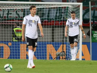 Pemain Jerman, Leon Goretzka (kiri), Niklas Suele (tengah), dan kiper Manuel Neuer (kanan) tertunduk lesu usai kemasukan gol dalam laga persahabatan melawan Austria di Klagenfurt, Austria, Sabtu (2/6). (AP Photo/Ronald Zak)