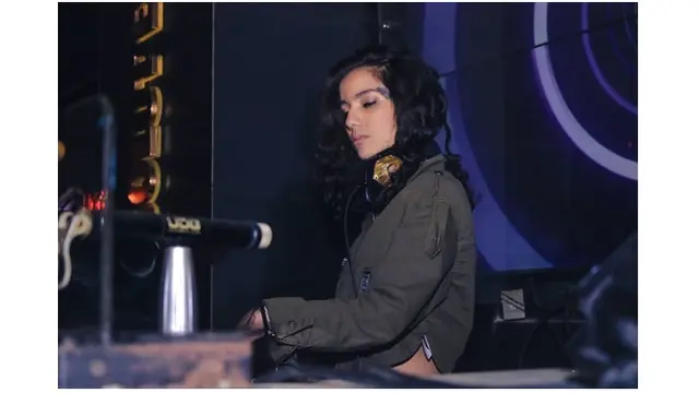 Sheila Marcia memang identik dengan rambut lurus, kini ia tampil dengan rambut keriting dan mengembang.
