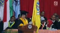 Presiden ke 5 RI, Megawati Soekarnoputri memberikan pidato ilmiah ketika menerima gelar Doctor Honoris Causa di Universitas Negeri Padang (UNP), Sumatra Barat, Rabu (27/09). (Liputan6.com/Helmi Fithriansyah)
