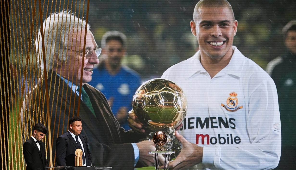 Ronaldo Nazario De Lima. Eks sayap kanan Portugal berusia 49 tahun ini memperkuat Real Madrid selama 4,5 musim mulai 2002/2003 hingga pertengahan 2006/2007. Ia menjadi pemain Real Madrid ke-4 yang meraih gelar Ballon d'Or, yaitu sebanyak dua kali pada tahun 1997 dan 2002. (AFP/Franck Fife)