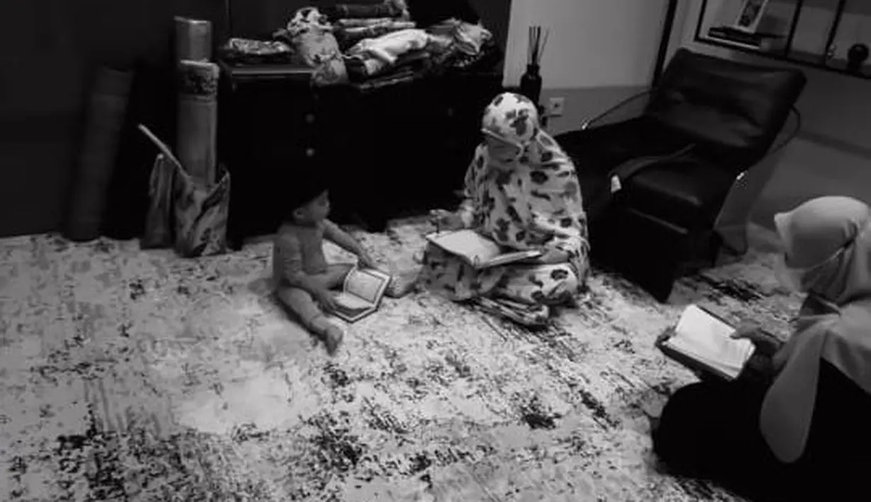 Nikita Willy belajar mengaji ditemani Baby Izz. [Foto: Instagram/nikitawillyofficial94]