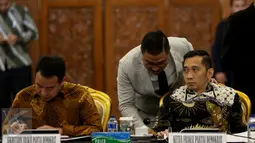 Anggota DPR F-Demokrat, Edy Baskoro Yudhoyono (Ibas), menghadiri rapat konsultasi fraksi DPR dengan pemerintah di Gedung Komisi V, Senayan, Jakarta, Rabu (29/3). Rapat konsultasi membahas Reforma Agraria dan Redistribusi aset. (Liputan6.com/Johan Tallo)