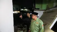 Wali Kota Bandung, Muhammad Farhan saat meninjau lokasi banjir di Kelurahan Babakan Ciamis, Kota Bandung pada Minggu (16/3/2025). (Dok. Pemkot Bandung)
