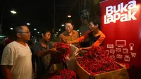 Achmad Zaky, CEO & Co-Founder Bukalapak.com bersama Hartono Wp, Direktur Utama Paskomnas Indonesia sedang melihat langsung cabe, bawang dan sayuran lain yang akan dijual di Bukalapak.com