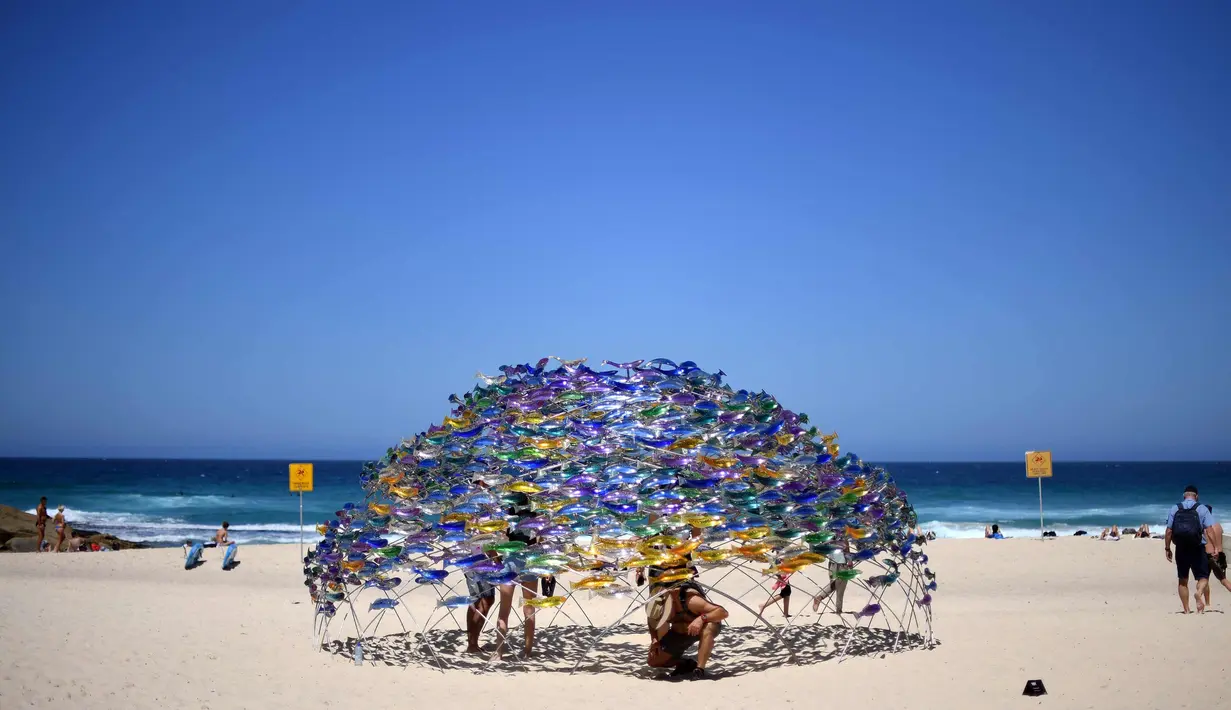 Patung karya seniman Jane Cowie ditampilkan di pameran "Sculpture by the Sea" di dekat pantai Bondi di Sydney (19/10). Pameran ini menampilkan lebih dari 100 patung karya seniman dari Australia dan seluruh dunia. (AFP Photo/Saeed Khan)