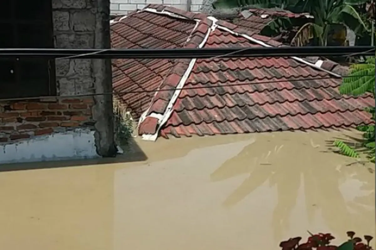 Banjir 3,5 M di Pondok Gede Permai Sisakan Atap Rumah