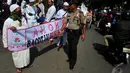 Meski tak berjumlah telalu banyak, puluhan polisi terlihat berjaga-jaga di depan Gedung DPRD DKI Jakarta, Jumat (31/10/2014). (Liputan6.com/Johan Tallo)