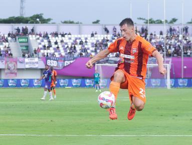 Pemain Borneo FC, Mariano Peralta, mengontrol bola saat melawan Persita Tangerang pada laga pekan ke-24 BRI Liga 1 2024-2025 di Stadion Indomilk Arena, Tangerang, Sabtu (22/2/2025). (Bola.com/M Iqbal Ichsan)