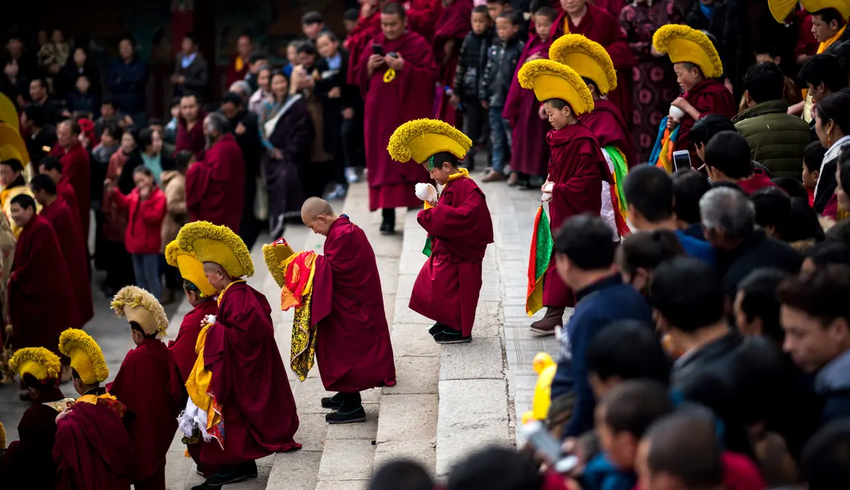 Sejumlah biksu muda Tibet mengikuti Festival Doa Agung Losar di Biara Rongwo, Tibet (1/3). Perayaan itu dilakukan dalam bentuk berdoa bersama untuk perdamaian dan keharmonisan dunia. (AFP/Johannes Eisele)