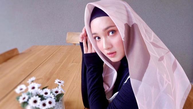 Evan Dimas telah melamar sang kekasih, ini potret cantik calon istrinya. (Sumber: Instagram/@zahrahakiim)