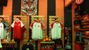 Suasana gerai Crazy Orange yang menjual jersey dan asesoris Persia Jakarta di Percetakan Negara, Selasa (12/9/2017). Persija dan The Jakmania resmi meluncurkan 43 store di Jabodetabek. (Bola.com/Nicklas Hanoatubun)