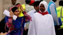 Penerima Nobel Perdamaian, Malala Yousafzai bersama salah satu pengungsi Somalia Rahma Noor saat melakukan kunjungan di kamp pengungsian Dadaab, dekat perbatasan antara Kenya-Somalia, (12/7). (REUTERS/Thomas Mukoya)