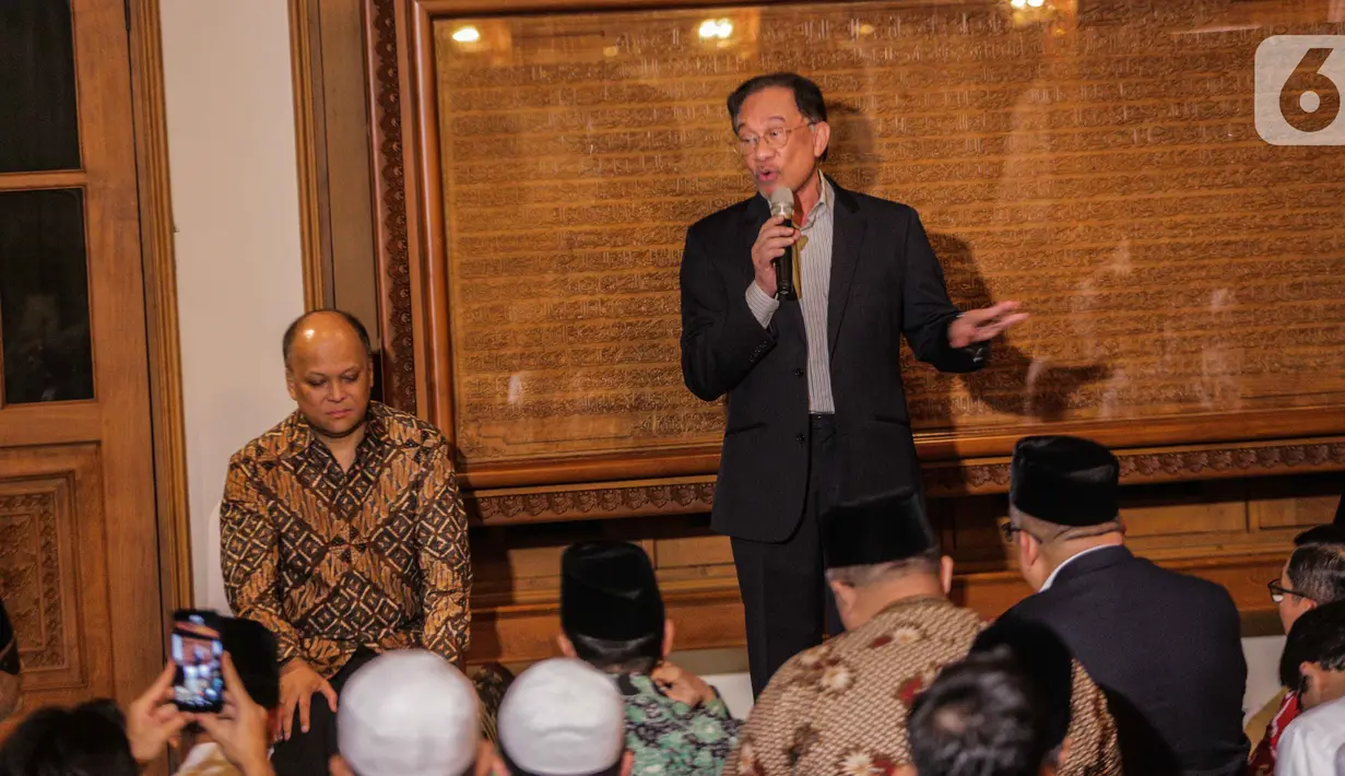 Mantan Wakil Perdana Menteri Malaysia, Datuk Sri Anwar Ibrahim memberikan tausiah pengalaman dengan almarhum Presiden ke-3 RI BJ Habibie di Patra Kuningan, Jakarta, Rabu (9/10/2019). (Liputan6.com/Faizal Fanani)