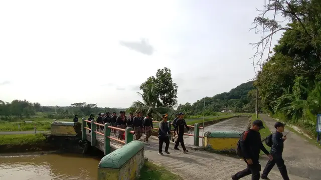 BSSN menggelar kegiatan napak tilas persandian dengan menyusuri perbukitan Menoreh. (Liputan6.com/Kukuh Setyono)
