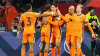 Para pemain Timnas Belanda merayakan gol yang dicetak oleh Tijjani Reijnders ke gawang Lithuania pada laga terakhir Grup G kualifikasi zona Eropa di Stadion Johan Cruijff ArenA, Amsterdam, Senin (17/11/2025). (AP Photo/Peter Dejong)