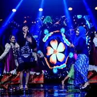 Dua penyanyi jebolan ajang pencarian bakat berbeda, dan berbeda genre Lesti D'Academy berduet dengan Fatin Shidqia tampil begitu apik lewat lagu Zapin Melayu. (Adrian Putra/Bintang.com)