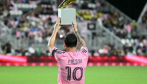 Penyerang Inter Miami asal Argentina, Lionel Messi, berpose dengan trofi MLS Golden Boot menjelang pertandingan playoff Major League Soccer (MLS) melawan Nashville SC di Chase Stadium, Fort Lauderdale, Florida, Amerika Serikat pada 24 Oktober 2025 waktu setempat atau Sabtu (25/10/2025) pagi WIB. (CHANDAN KHANNA/AFP)