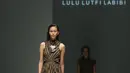 Model membawakan busana rancangan Lulu Lutfi Labibi bertema "Eyes to the Future" di Jakarta Fashion Week 2016 di Jakarta, Jumat (30/10). Pemilihan Dewi Fashion Knights (DFK) juga dilakukan oleh Dewi Fashion Panel. (Liputan6.com/Herman Zakharia)